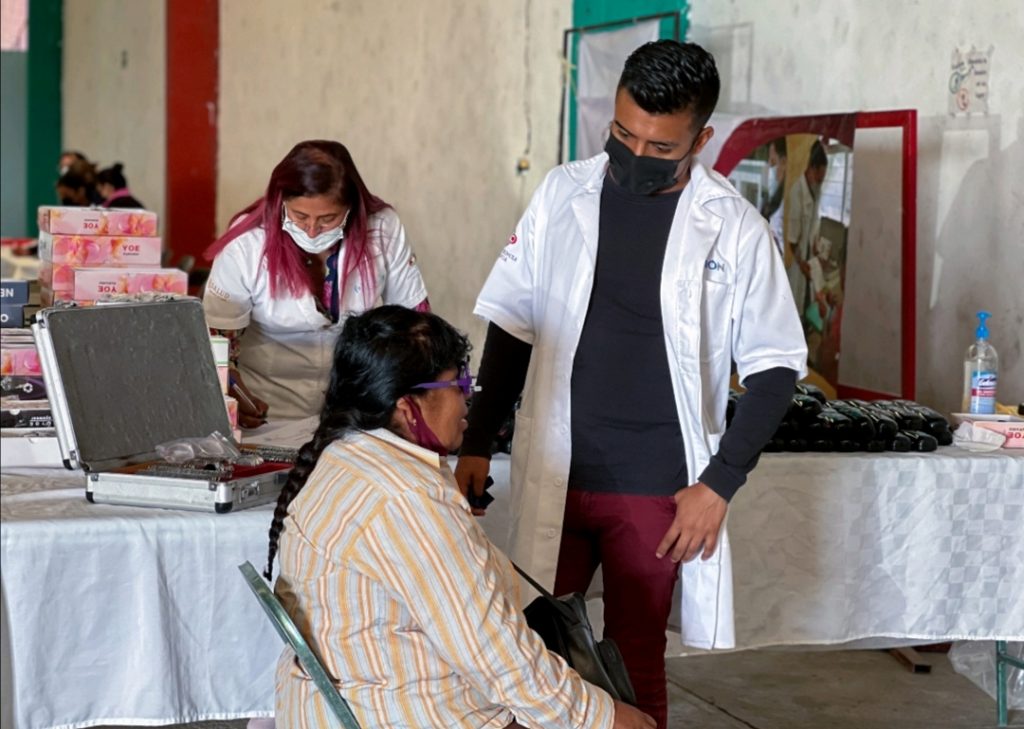 Entregan SEDIF y Beneficencia Pública lentes a poblanos en situación de vulnerabilidad