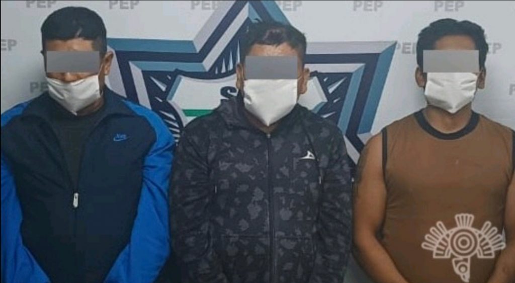 En Acatzingo, Policia Estatal detiene a tres personas en aparente posesión de armas y droga