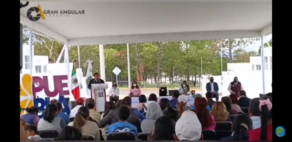 Video desde Puebla: Miguel Barbosa entrega casas a afectados por explosiones en Xochimehuacan