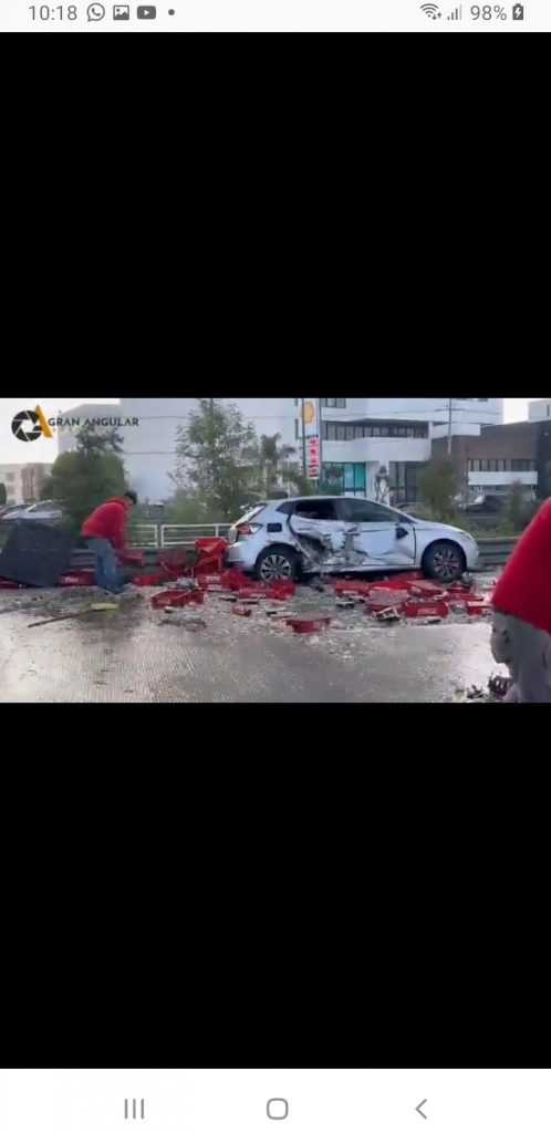 Video desde Puebla: Caos vial en el Periférico Ecológico por accidente de camión de refrescos