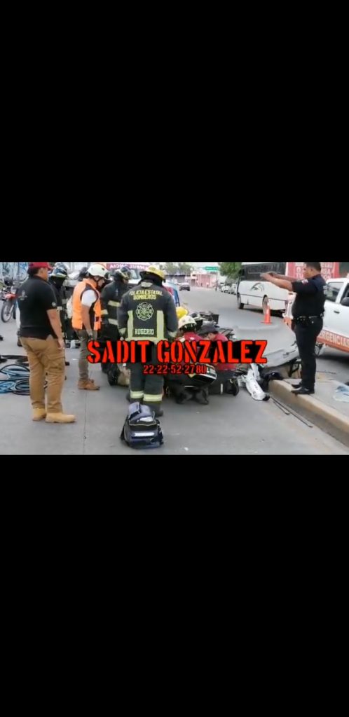 Video desde Puebla: Accidente con volcadura deja un trabajador de Megacable prensado en Amozoc