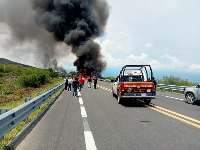 Fuerte accidente sobre la carretera Cuacnopalan-Oaxaca tramo Tehuacán