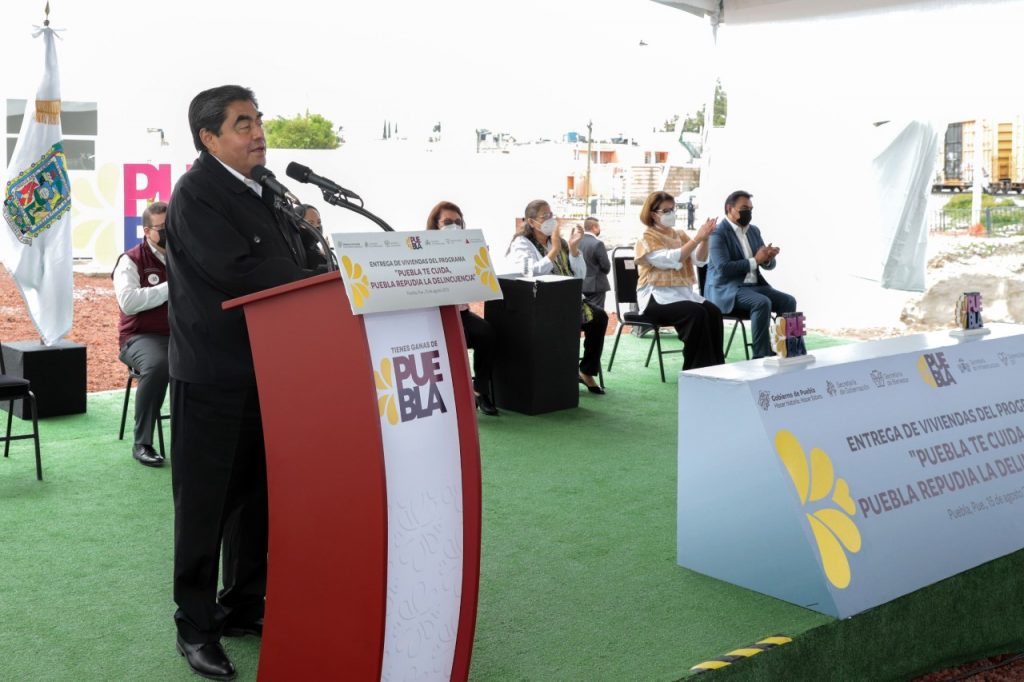 Miguel Barbosa condena la violencia y entrega viviendas a damnificados por explosiones en Xochimehuacan