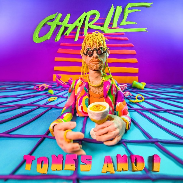 “Charlie” es el nuevo sencillo de la estrella australiana Tones And I