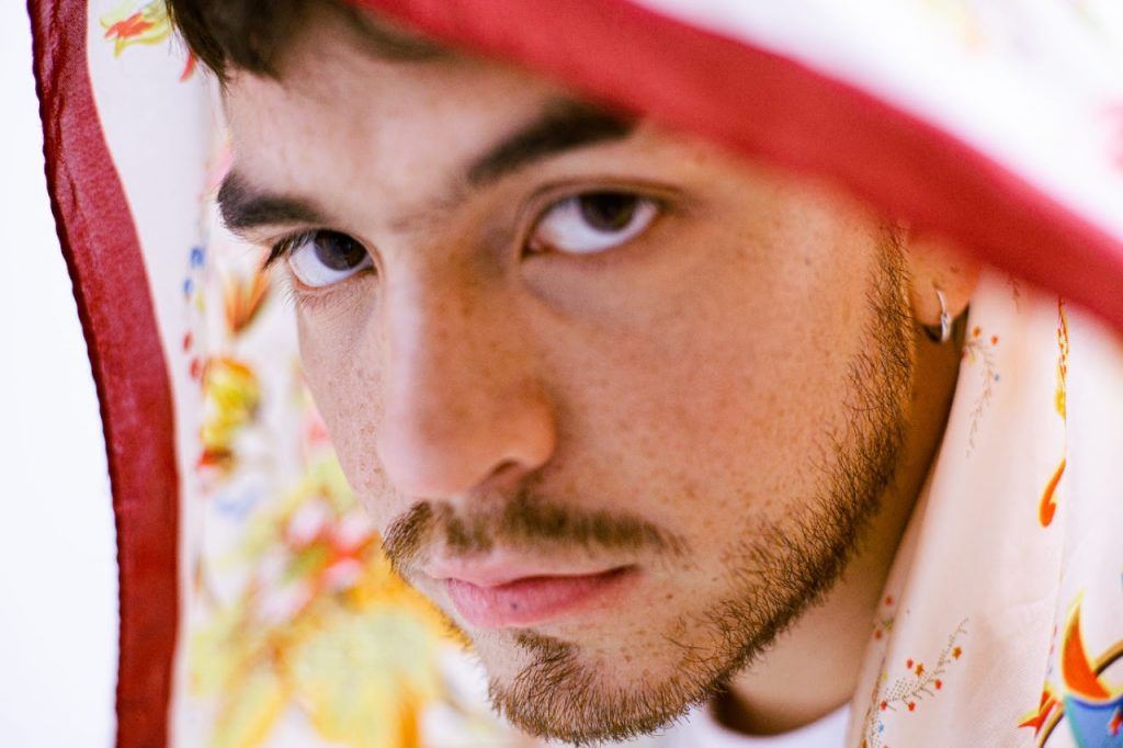 Komba les canta a los sueños por cumplir en ‘Waxxx’