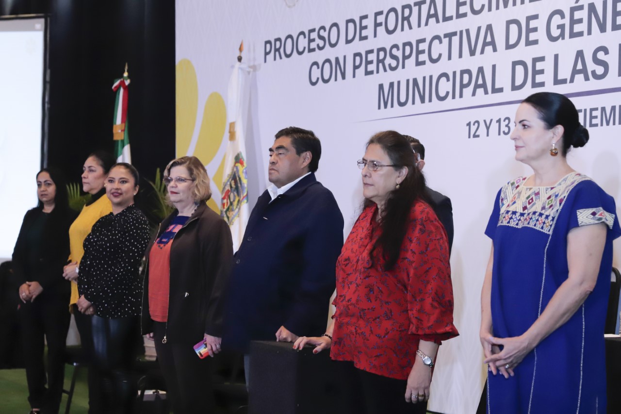 Sin simulaciones, el gobierno de Puebla protege y apoya a las mujeres, reiteró Miguel Barbosa