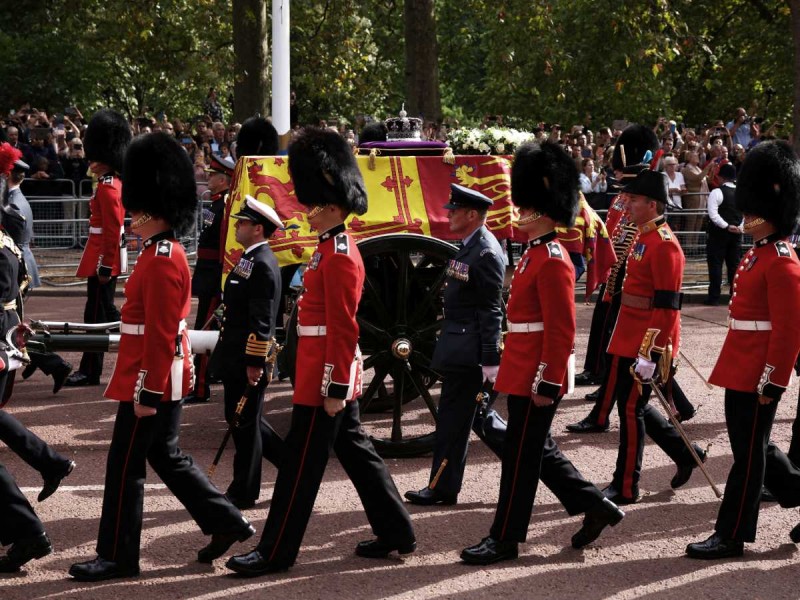 Carlos y sus hijos escoltan féretro de Isabel II durante procesión en Londres