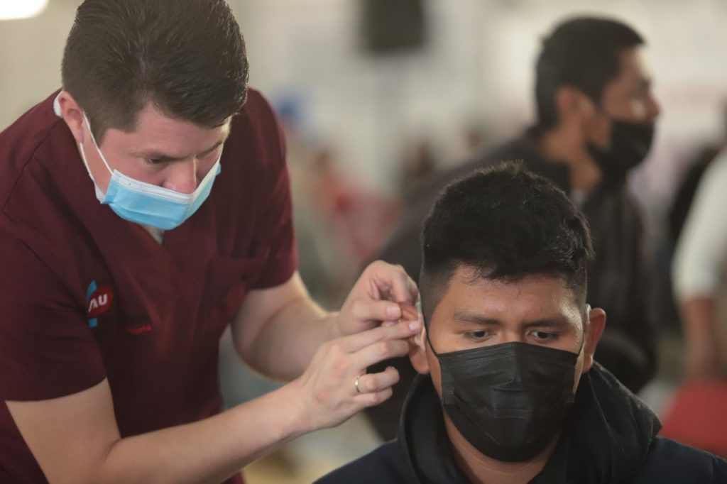 Con aparatos auditivos, SEDIF y Beneficencia Pública mejoran calidad de vida de poblanos