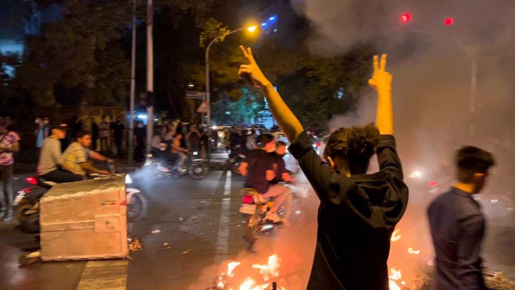 Irán: La Oficina para los Derechos Humanos preocupada por la violencia de las fuerzas de seguridad y la restricción de las telecomunicaciones