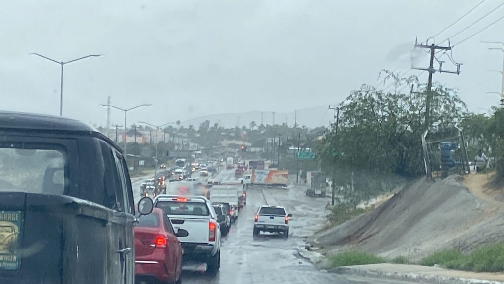 Fotonota: Hasta con la renta de plantas móviles de luz, la gente de Baja California Sur se prepara para Kay