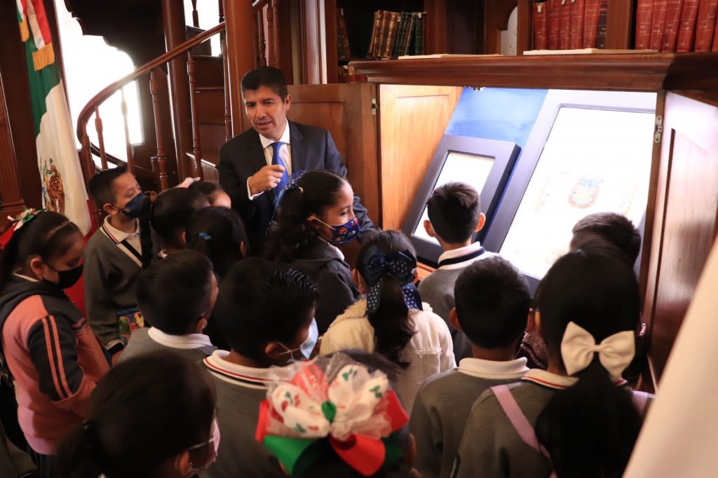 Niñas y niños de la primaria Ignacio Zaragoza son regidores por un día en compañía de Eduardo Rivera Pérez