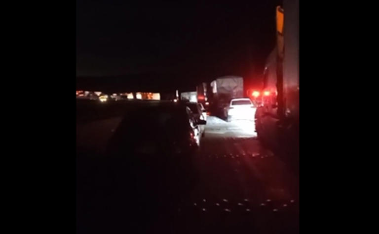 Tráiler se queda sin frenos y embiste tres camionetas en la México-Puebla; hay un muerto