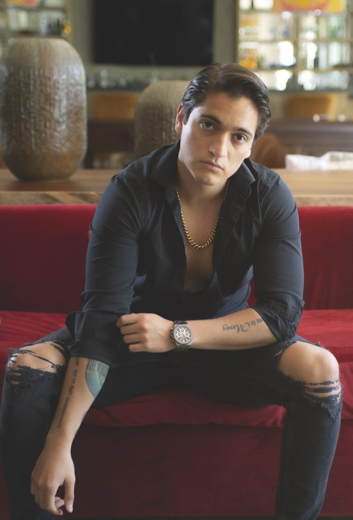 “Droga Natural” es el nuevo sencillo del cantautor poblano Ángel Kuri