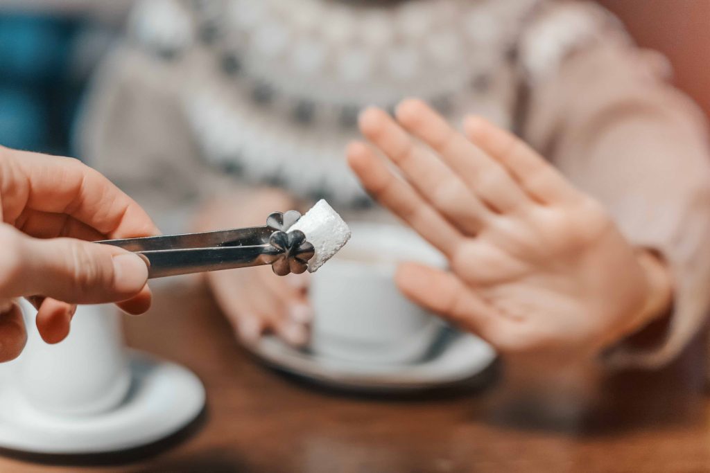 Así afecta a tu salud agregar azúcar a tu café todos los días