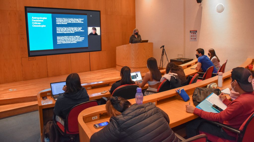 Egresada UDLAP imparte Cátedra de Estudios de Género sobre antropologías feministas críticas