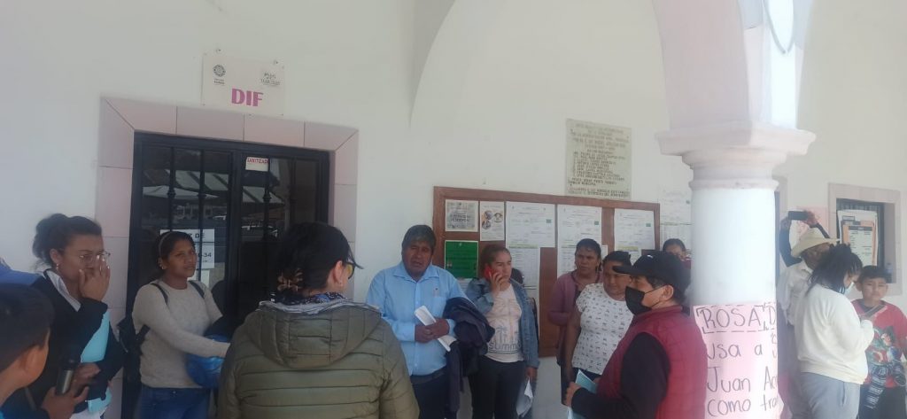 Vecinos de San Juan Acateno denuncian a su presidenta auxiliar, Rosa de Lima Martínez, por corrupción e ineficiencia