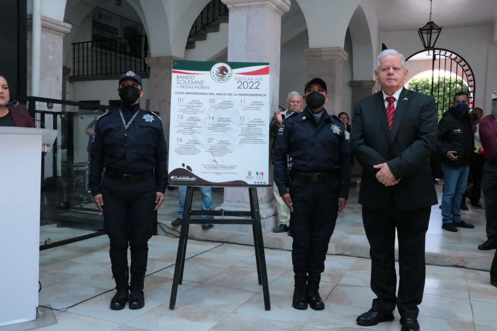 El presidente Carlos Peredo coloca el Bando Solemne de las Fiestas Patrias 2022