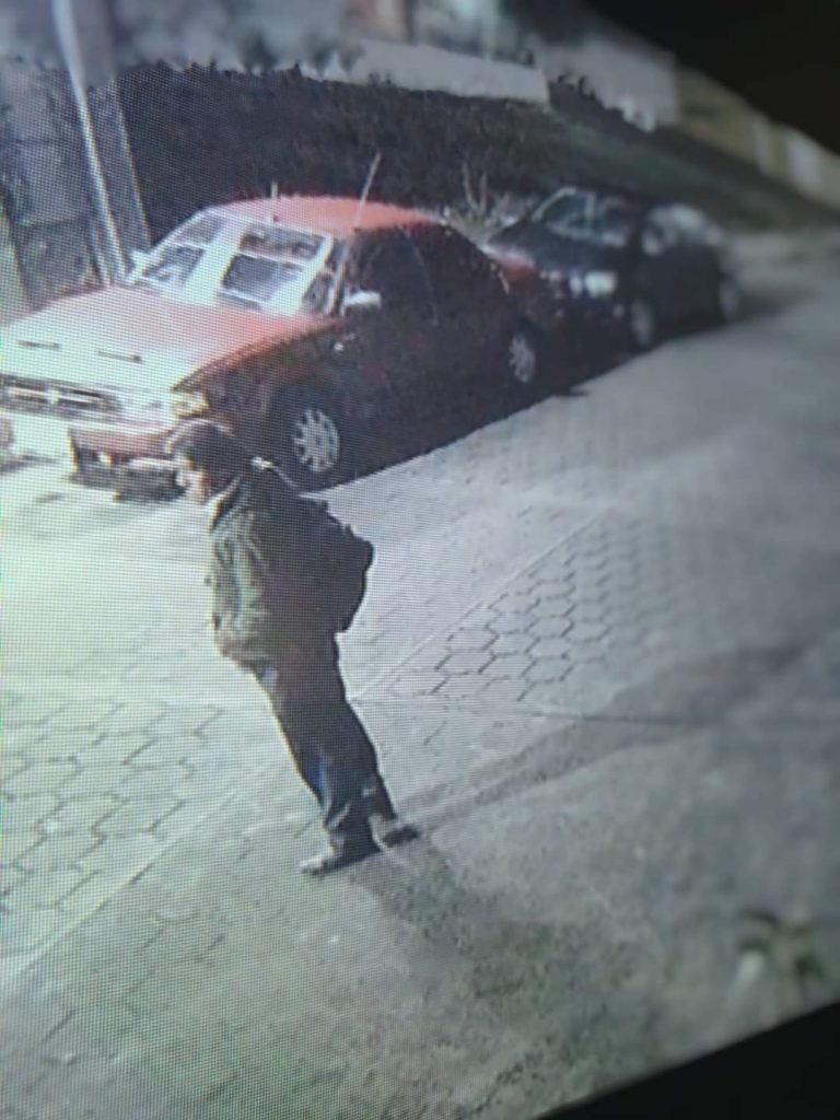 Desde Huauchinango; Exhiben a sujeto que desvalija carros