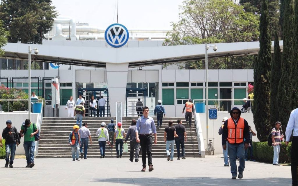 Directivo de Volkswagen México se niega a hablar de la probable huelga