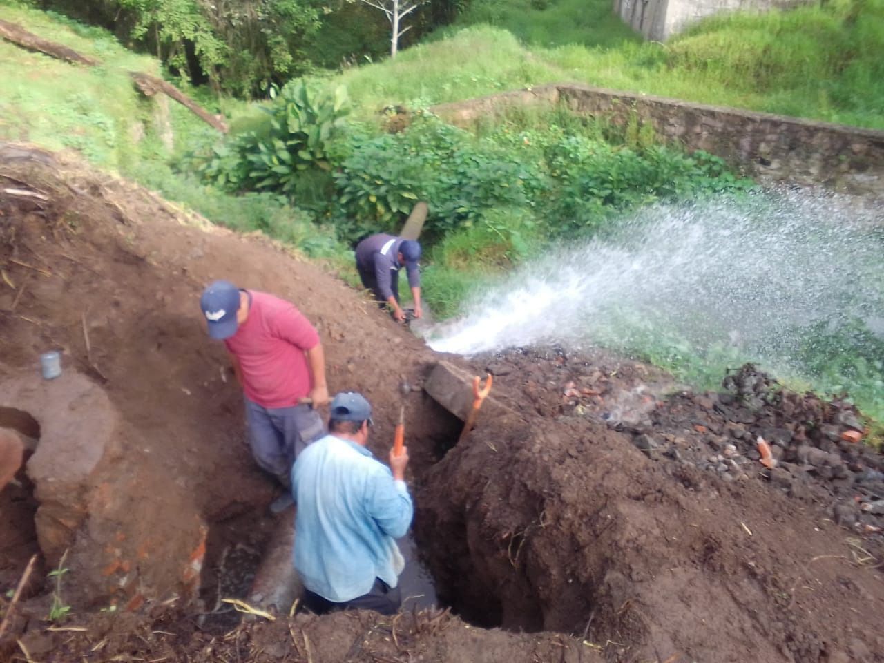Desde Teziutlán: Ayuntamiento repara fuga de agua