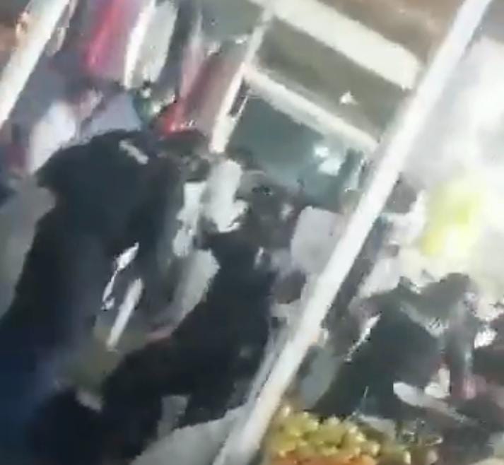 Videos desde Puebla: 10 policías heridos, saldo de ataque de locatarios de mercados Unión e Hidalgo contra agentes municipales