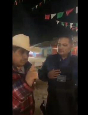 Video desde Puebla: Edil de Ahuazotepec se engalla y pelea con policías estatales