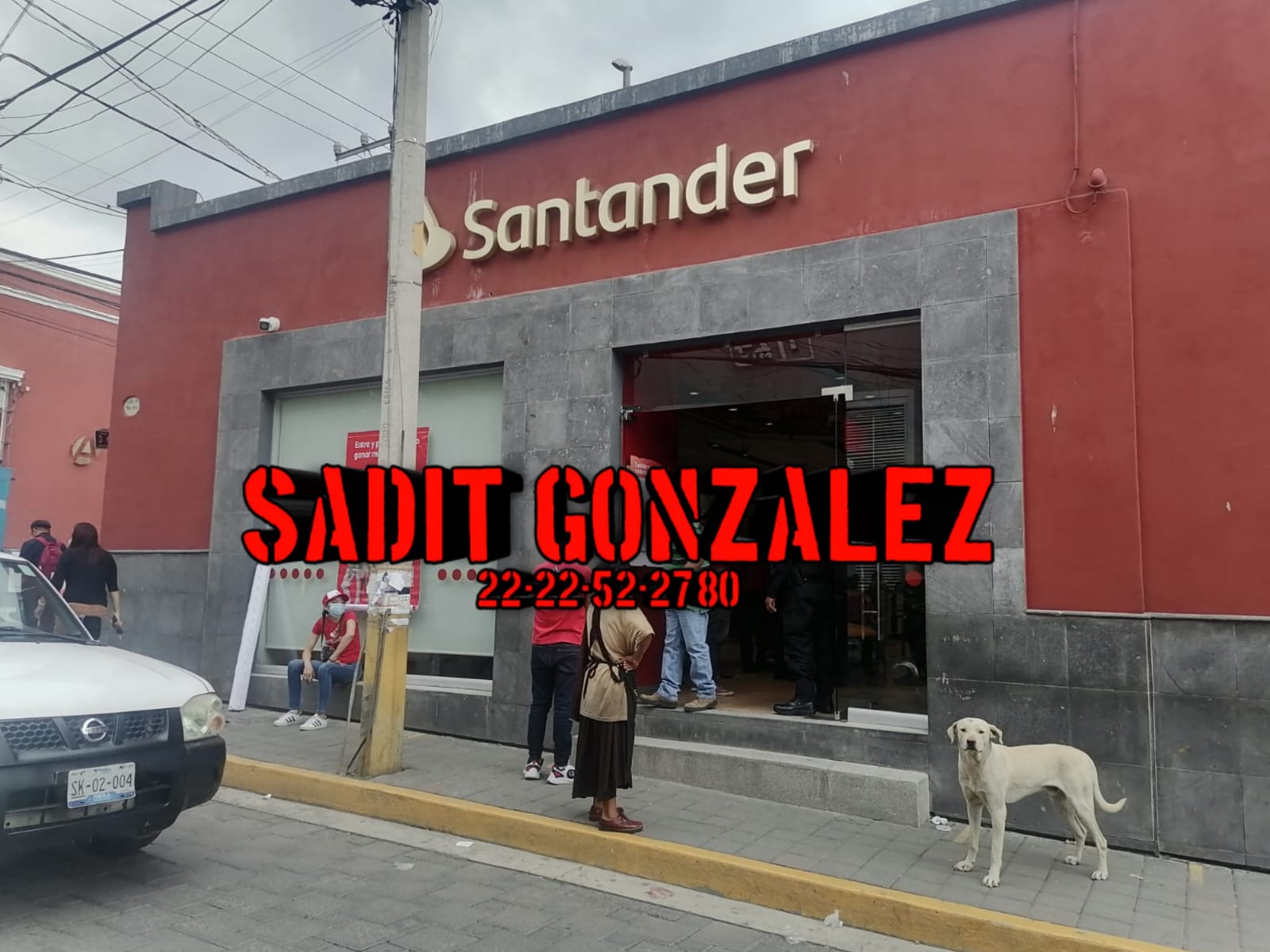 Sujetos armados asaltan banco Santander en pleno centro de Tecamachalco