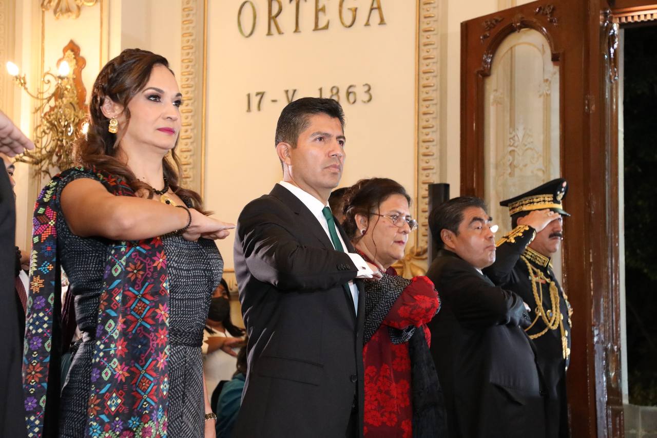Video desde Puebla: Miguel Barbosa y Eduardo Rivera encabezan ceremonia de independencia de México