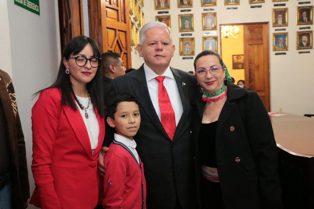 El presidente Carlos Peredo celebra el Grito de Independencia ante más de 8 mil personas