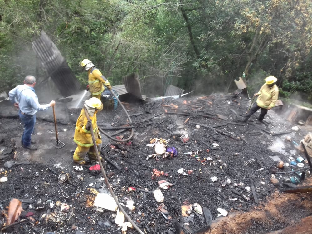 Fotonota: Incendio acaba con una casa en Huauchinango