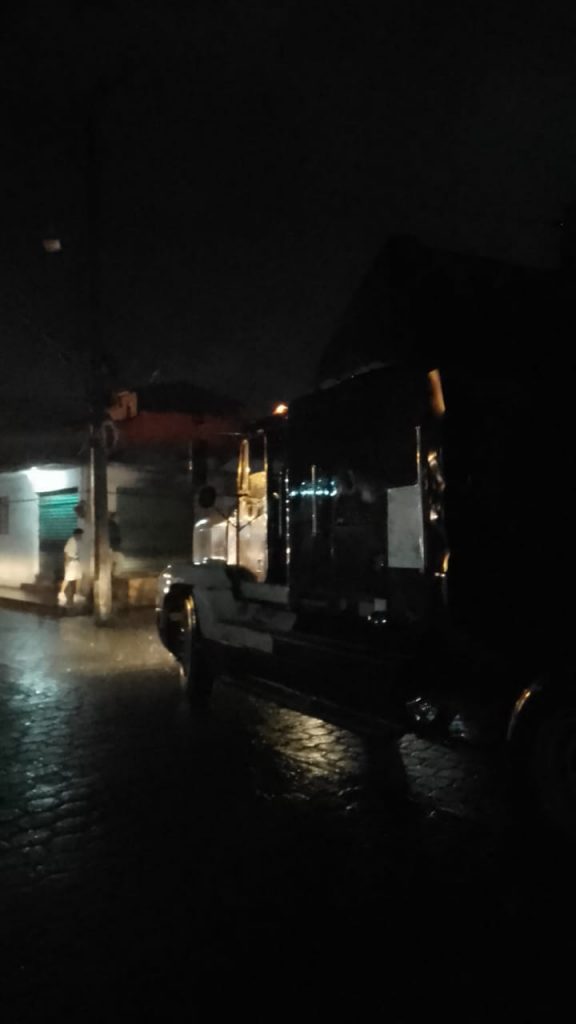 Desde Huauchinango: Camión provoca accidente y fallas en la electricidad e internet