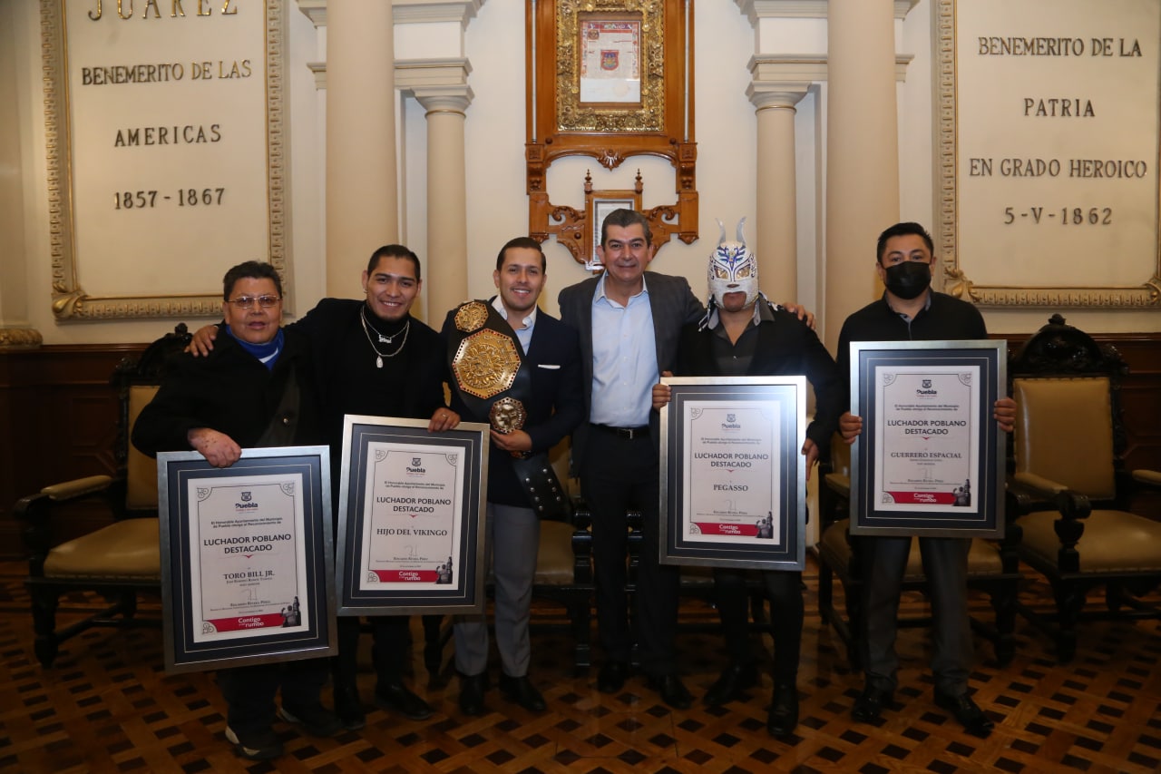 Desde Puebla homenajean a figuras de la lucha libre mexicana