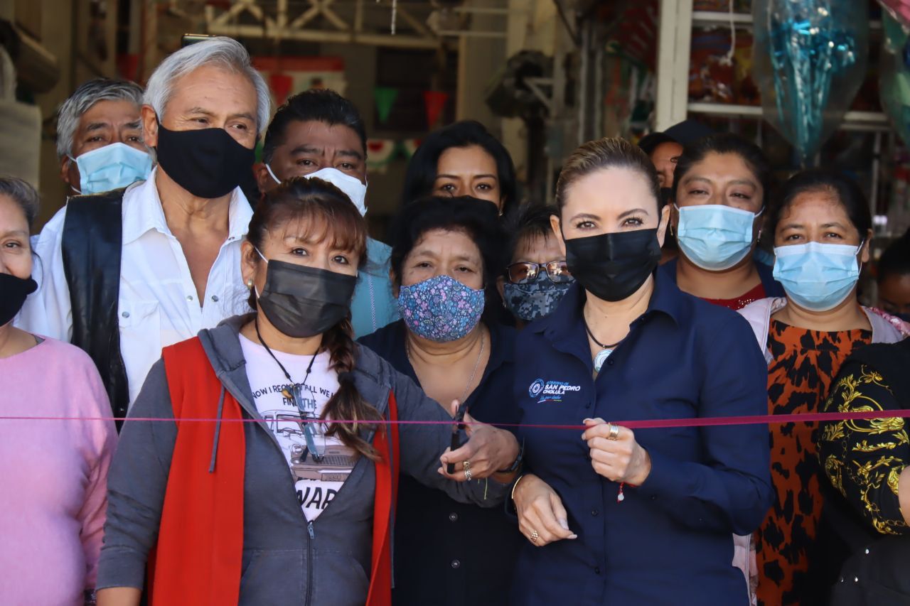 Paola Angon entrega material en el tianguis de Mixquitla