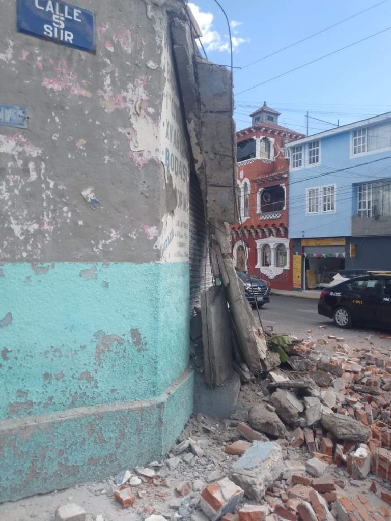 Fotonota: Colapsa inmueble en la 27 poniente y 5 sur