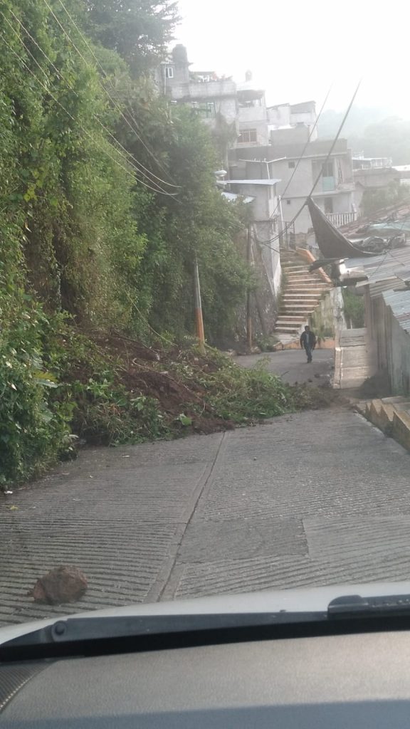 Deslizamiento de tierra sobre la calle Gabino Fuentes en el centro de Huauchinango