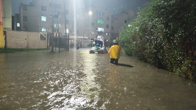 Lluvia de ayer provocó inundaciones en viviendas, vialidades y autos varados