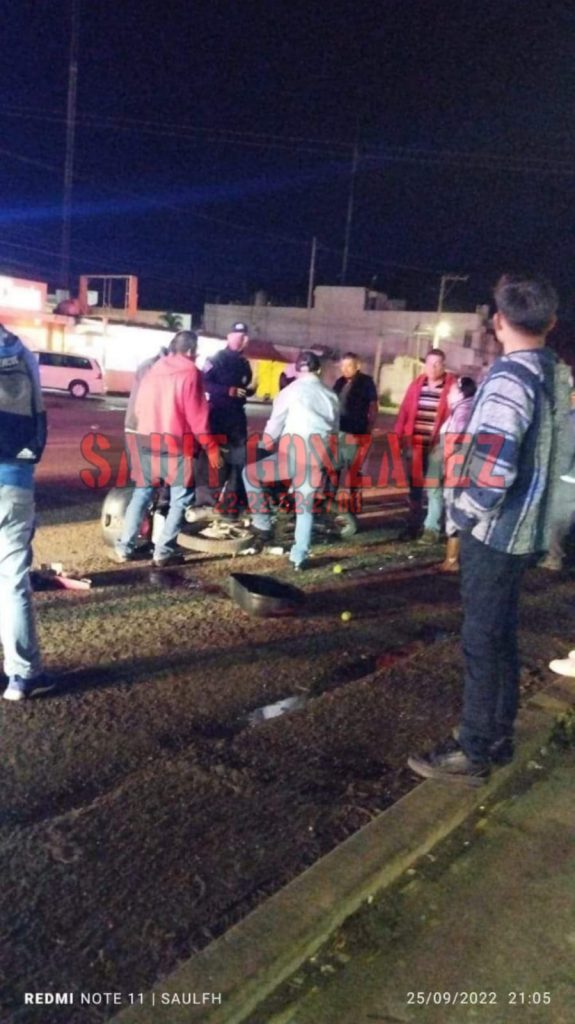 Muere motociclista al impactarse contra un vehículo en los Reyes de Juárez
