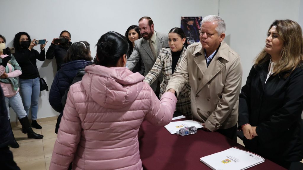 Desde Teziutlán: Carlos Peredo entrega 25 escrituras más del programa “Propiedad Segura”