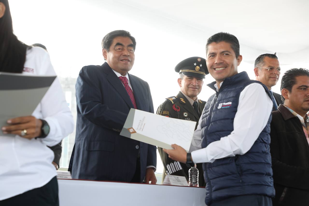 Fotonota: Gobernador Barbosa entrega armamento al presidente Eduardo Rivera