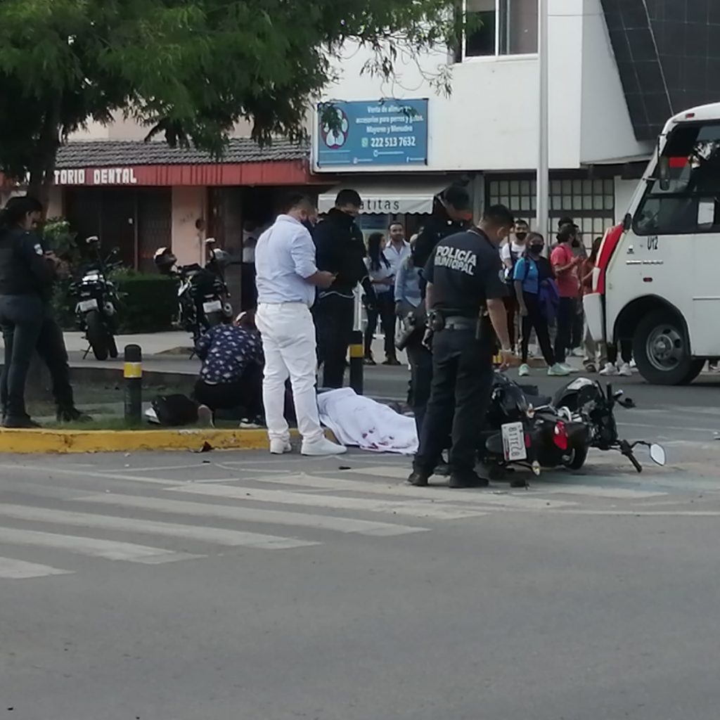 Motociclista muere al impactar contra unidad de transporte público