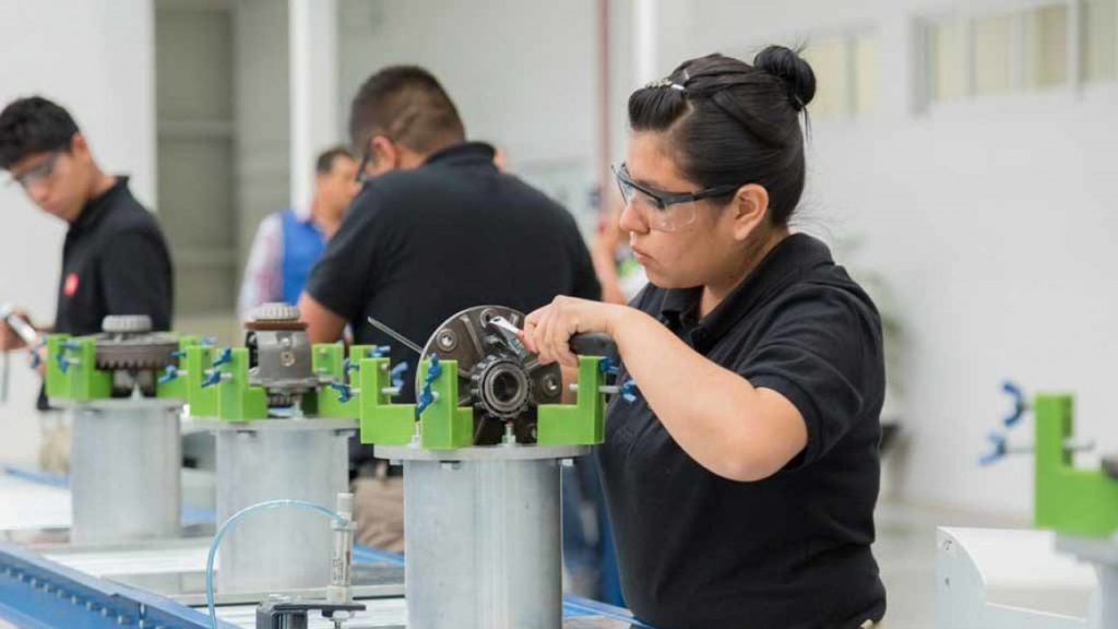 El ICE del sector manufacturero retrocedió 0.4 puntos respecto a septiembre; el de Comercio, 0.8 puntos; el de Construcción, 0.5 puntos.