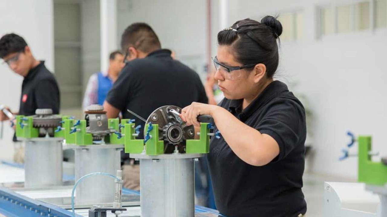 El personal ocupado total del sector manufacturero aumentó 0.2 % a tasa mensual