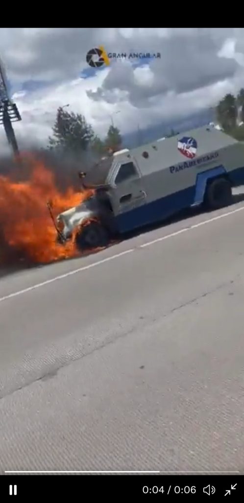 Video desde Puebla: Arde camioneta de valores