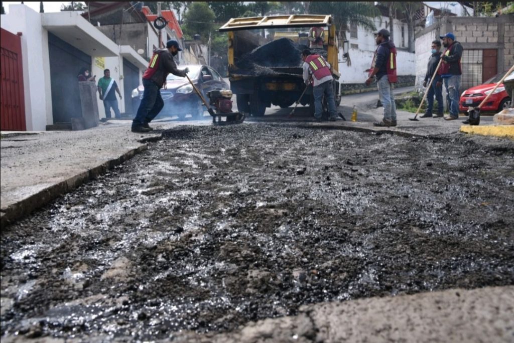 Ayuntamiento de Tlaxcala repara desperfectos en calle Zitlalpopocatl