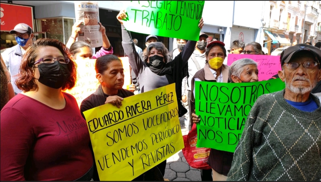 Voceadores exigen a Eduardo Rivera no retirarlos del Centro Histórico y rechazan reubicación