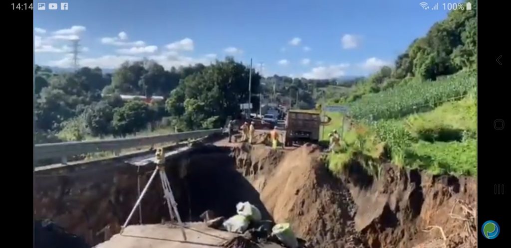 Video desde Puebla: Se forma socavón en la carretera Amozoc- Nautla