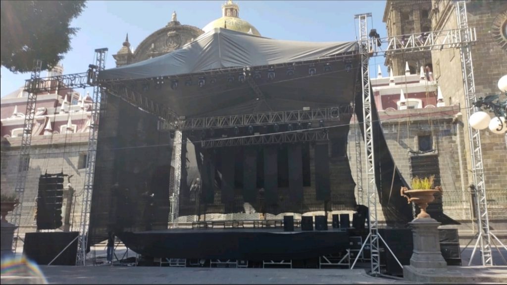 De 3 a 4 mil personas esperan en el zócalo para la ceremonia del Grito de Independencia