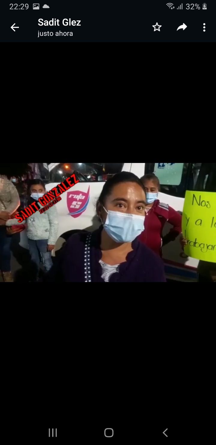 Bloquean circulación transportistas de la ruta Santiaguense en Tehuacán