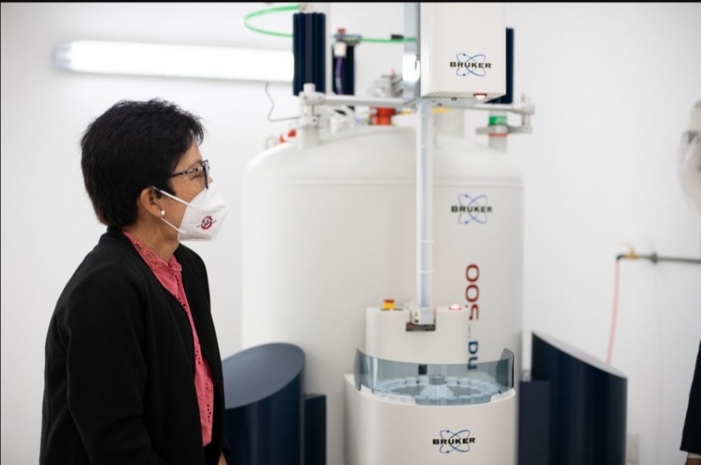 Entrega la Rectora Lilia Cedillo Ramírez equipo para Laboratorio de Resonancia Magnética Nuclear