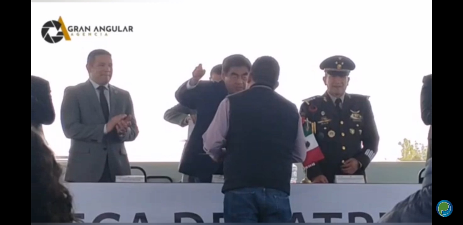 Video desde Puebla: Miguel Barbosa entrega patrullas a municipios pequeños